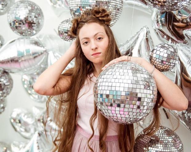 13-летняя дочь Оли Поляковой практикует откровенные танцы и демонстрирует отличную пластику