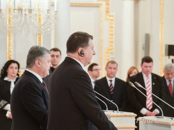 Санкции против Рф обязаны длиться до исполнения минских согласований - президент Латвии