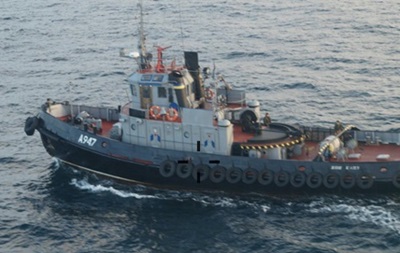 РФ: Задержанные украинские корабли буксируют в Керчь