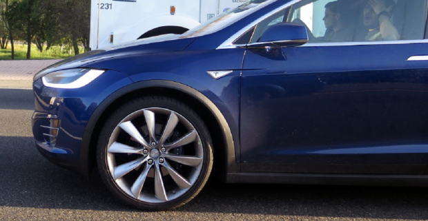 Tesla Model X – безопасный электрокар: пассажиры остались живы после страшной аварии