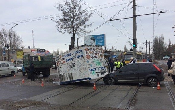 В Николаеве из грузовика на легковушку во время движения выпал киоск