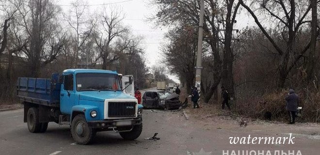 У Донбасі вантажівка протаранила авто: є загиблі - фото
