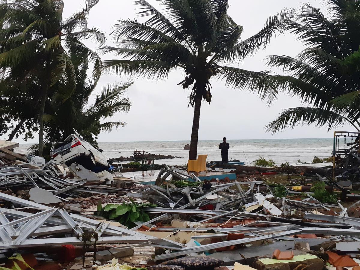 Пляжи в индонезийской провинции Бантен недоступны после Цунами