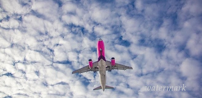 Літак Wizz Air зробив вимушену посадку через удар блискавки